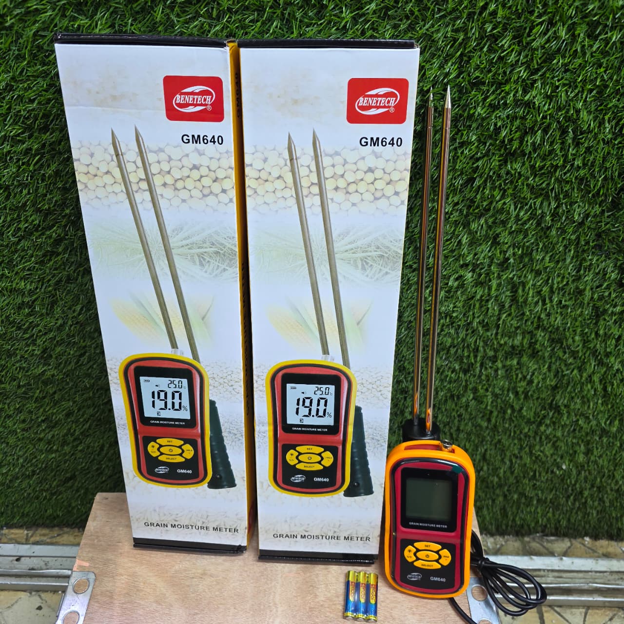 GM640 grain moisture meter with dual probe, digital tester for rice, wheat, maize, corn moisture measurement, portable handheld device with LCD display