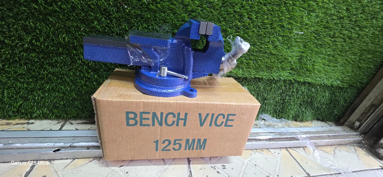Heavy duty bench vice 125mm with swivel base, strong cast iron workbench clamp for metal, wood and DIY work, durable workshop tool for engineering and repairs