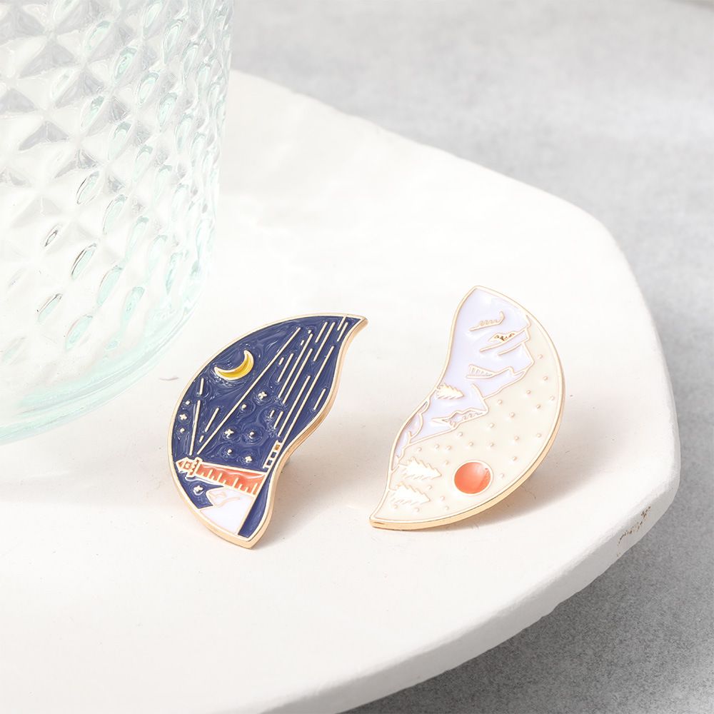 Summer new eco-friendly brooch, personalized oil-dripping lamp tower, starry sky, moon and sun combination round couple brooch and badge