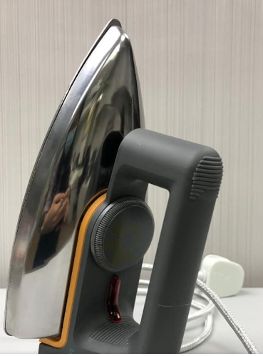 Lucid Dry Iron LM 1801  is an electric iron built of Stylish black finish with a compact body.