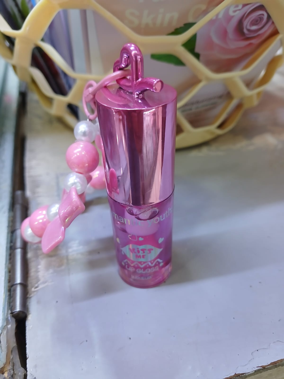 Pink Glossy Lip Gloss Hydrating Lip Oil Moisturizer Long Lasting Shine Non Sticky Lip Makeup with Decorative Keychain Cute Gift for Girls
