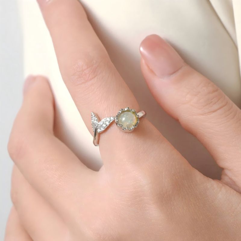 Trendy daisy spinning ring, suitable for women, stylish and simple design, a creative accessory for women to relieve stress and anxiety