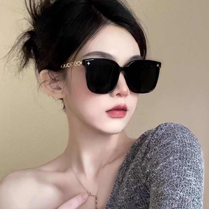 Luxury Chain Sunglasses Women Fashion Square Shades UV400 Protection Oversized Black Eyewear Trendy Designer Glasses