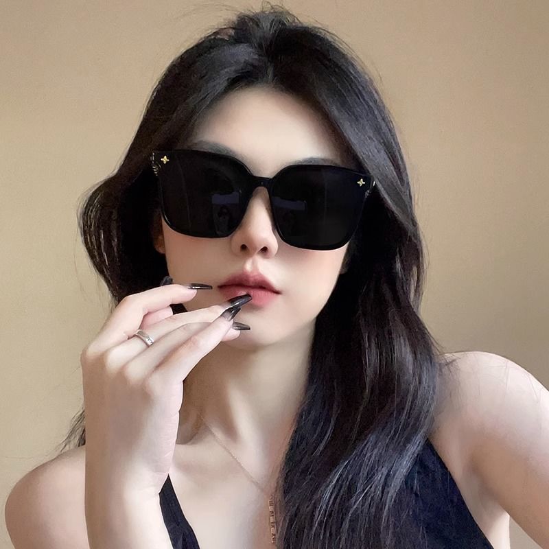 Luxury Chain Sunglasses Women Fashion Square Shades UV400 Protection Oversized Black Eyewear Trendy Designer Glasses