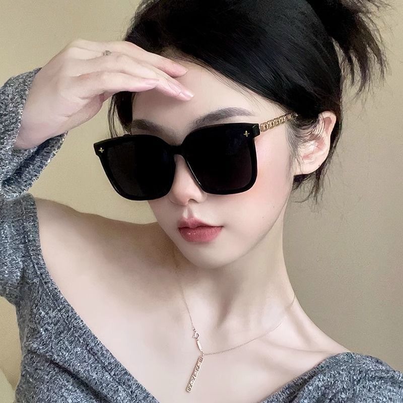 Luxury Chain Sunglasses Women Fashion Square Shades UV400 Protection Oversized Black Eyewear Trendy Designer Glasses