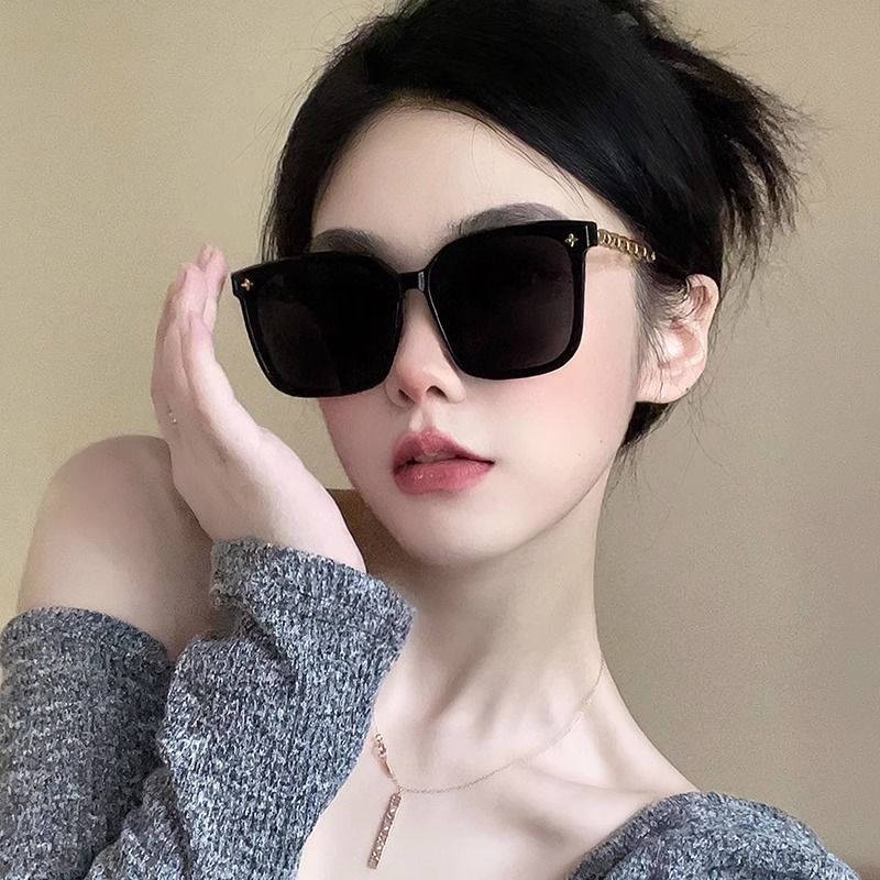 Luxury Chain Sunglasses Women Fashion Square Shades UV400 Protection Oversized Black Eyewear Trendy Designer Glasses