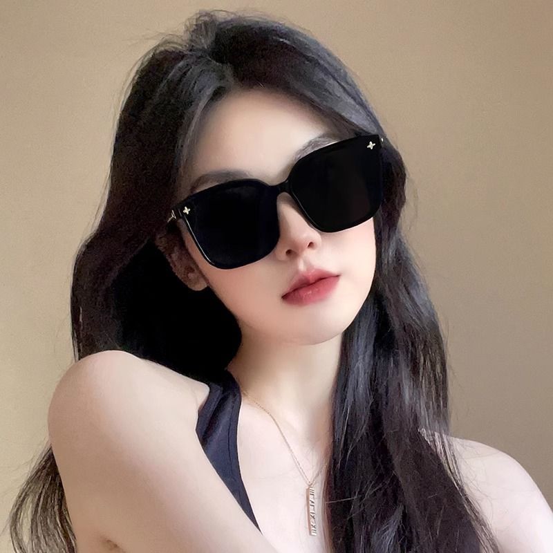Luxury Chain Sunglasses Women Fashion Square Shades UV400 Protection Oversized Black Eyewear Trendy Designer Glasses