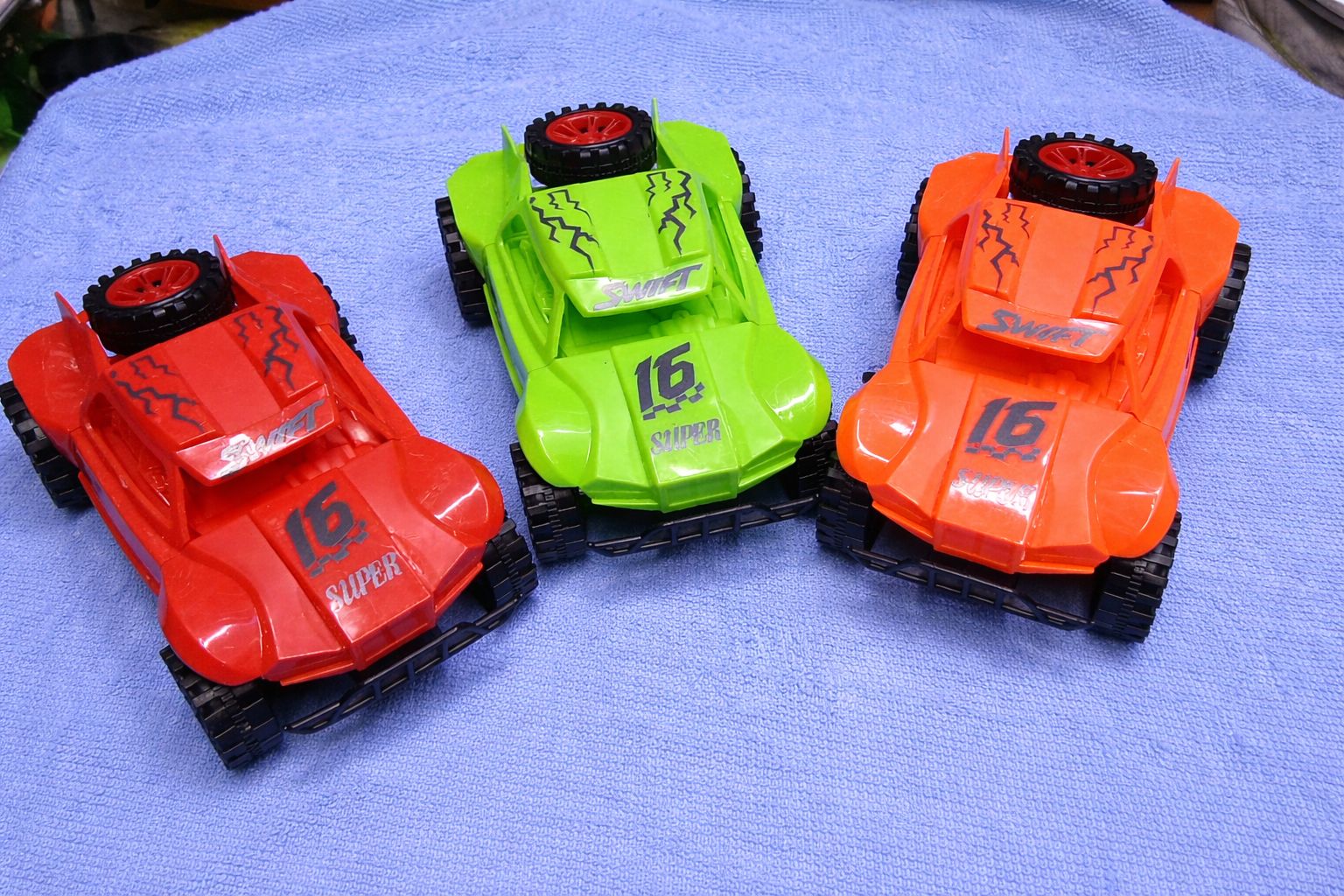 1PC Kids Racing Toy Car Durable Plastic Off-Road Mini Car with Big Wheels, Bright Color (Red/Green/Orange) – Fun Educational Toy for Boys & Girls, Indoor & Outdoor Play