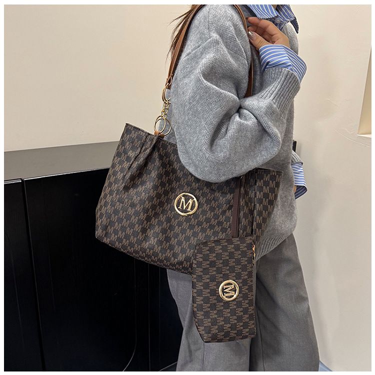 Fashionable and stylish niche design large capacity bag 2026 spring new trend women's simple shoulder tote bag