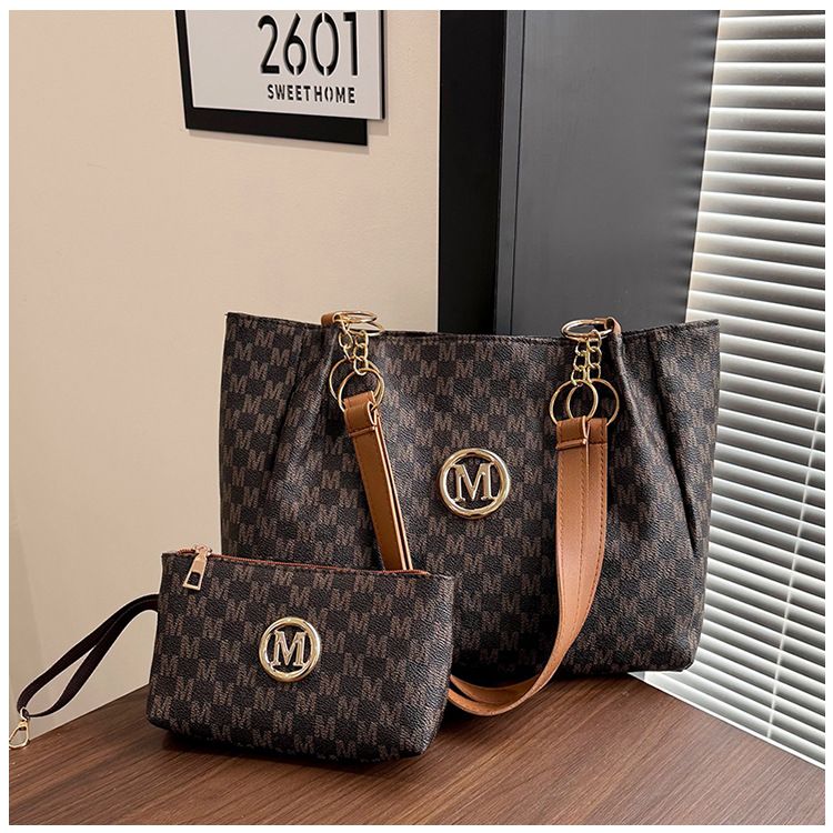 Fashionable and stylish niche design large capacity bag 2026 spring new trend women's simple shoulder tote bag