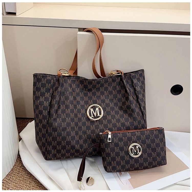 Fashionable and stylish niche design large capacity bag 2026 spring new trend women's simple shoulder tote bag