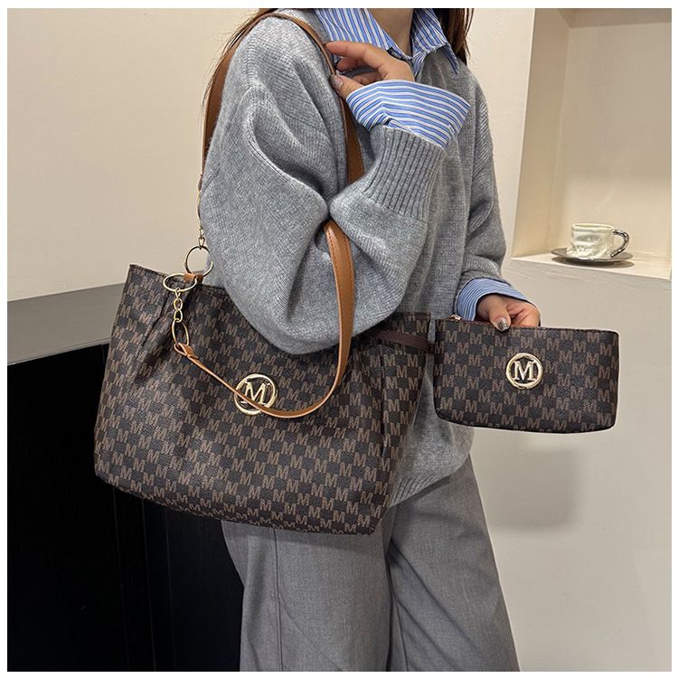 Fashionable and stylish niche design large capacity bag 2026 spring new trend women's simple shoulder tote bag