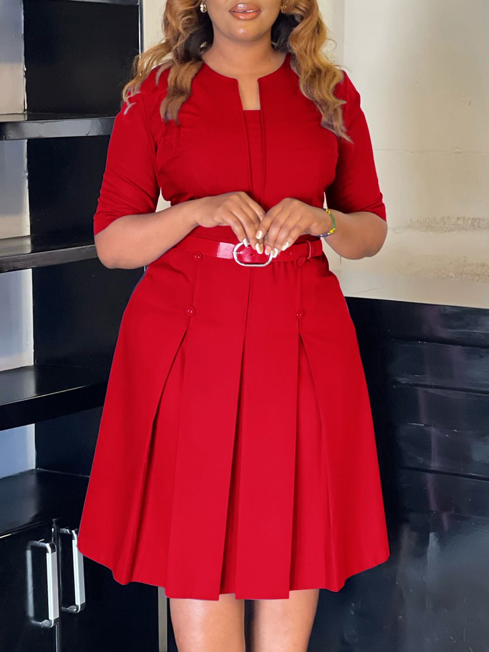In summer, the new women's dress is fashionable, elegant, solid color, five-point sleeves, round neck and pleated waist. The long dress is suitable for daily leisure office commuting.