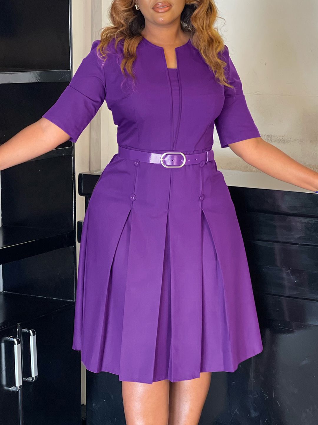 In summer, the new women's dress is fashionable, elegant, solid color, five-point sleeves, round neck and pleated waist. The long dress is suitable for daily leisure office commuting.