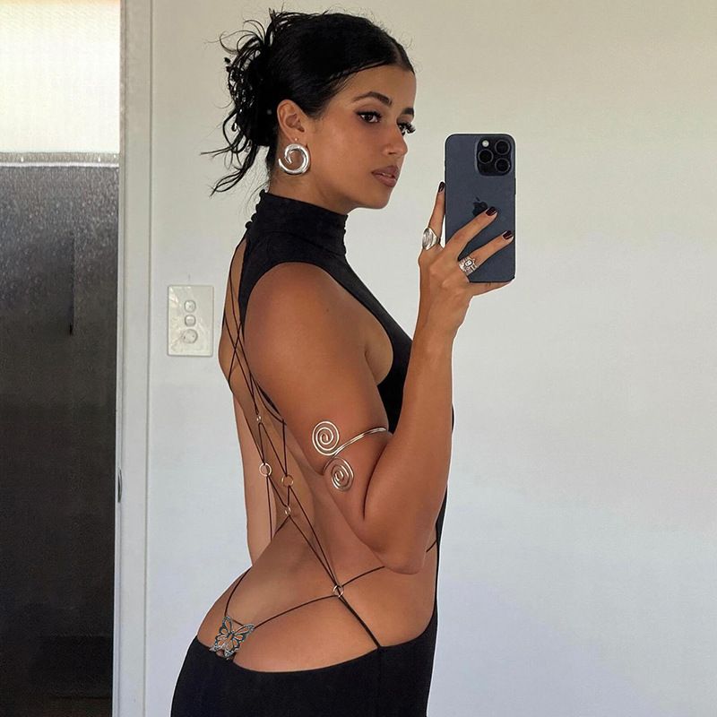 The new women's dress in summer is a solid color sleeveless high-necked backless slim long dress suitable for daily leisure parties and commuter dinner dresses.