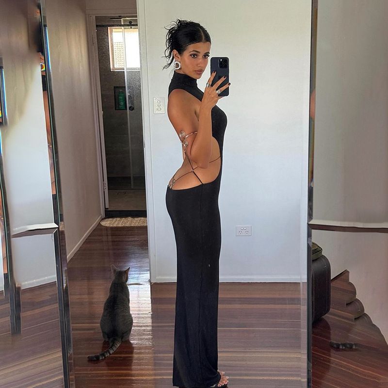 The new women's dress in summer is a solid color sleeveless high-necked backless slim long dress suitable for daily leisure parties and commuter dinner dresses.