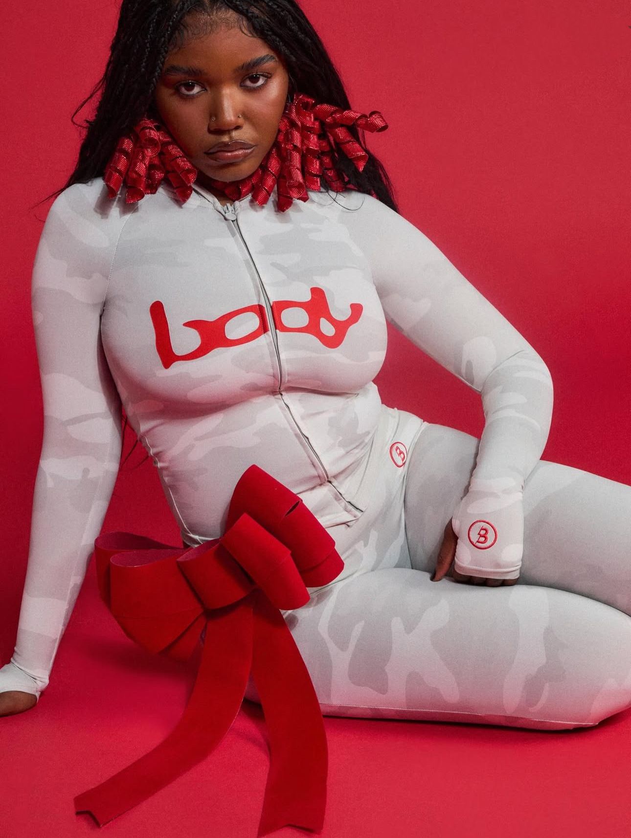 The new women's two-piece solid color printed long sleeve hooded zipper short coat tight trousers suit is suitable for daily leisure commuting outdoor sports wear.