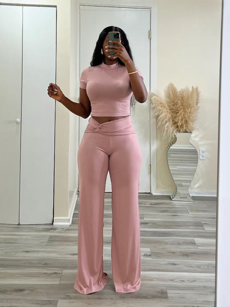New women's two-piece suit with solid color, short sleeves, high collar and short blouse, casual wide-leg trousers suit is suitable for daily leisure and commuting.