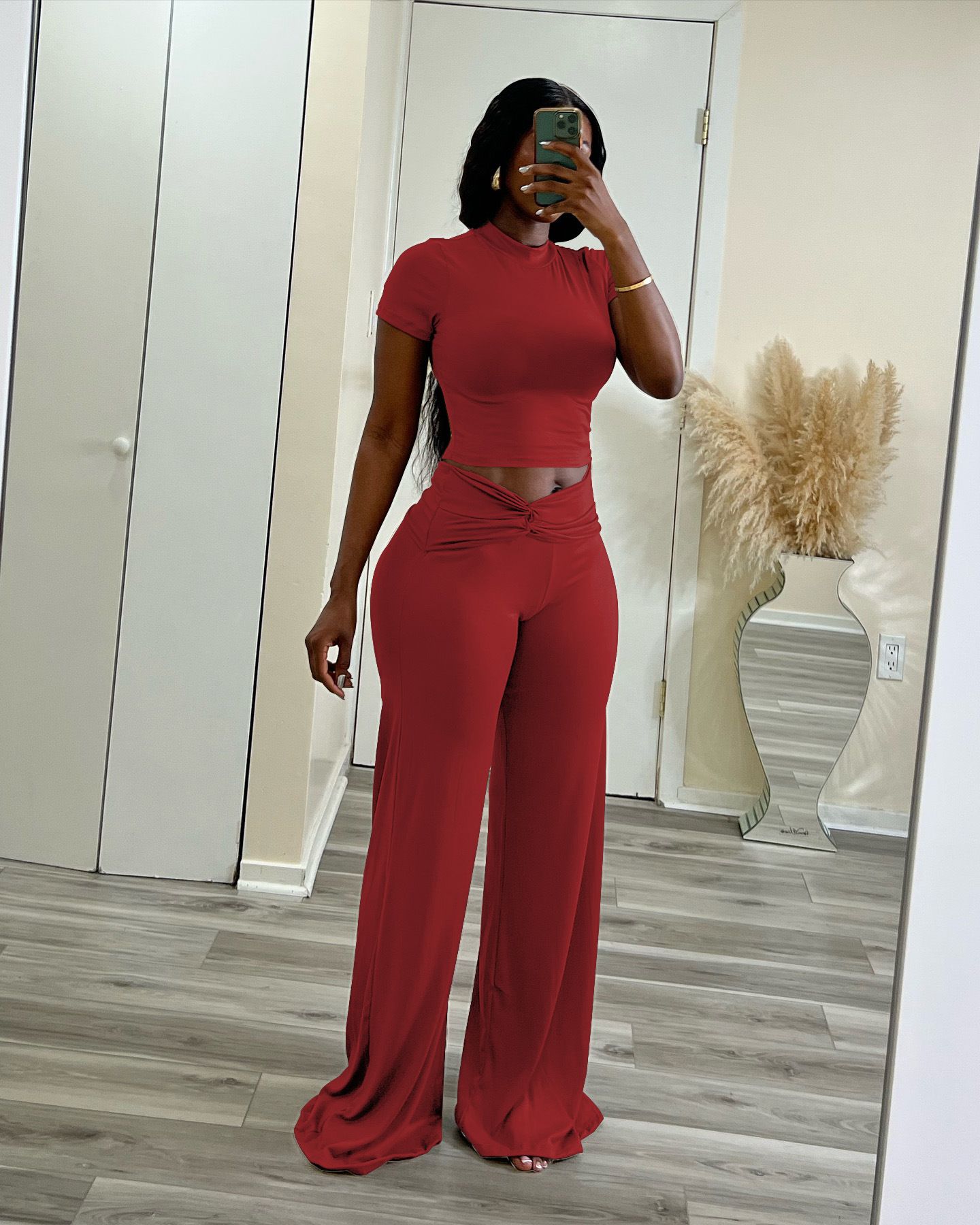 New women's two-piece suit with solid color, short sleeves, high collar and short blouse, casual wide-leg trousers suit is suitable for daily leisure and commuting.