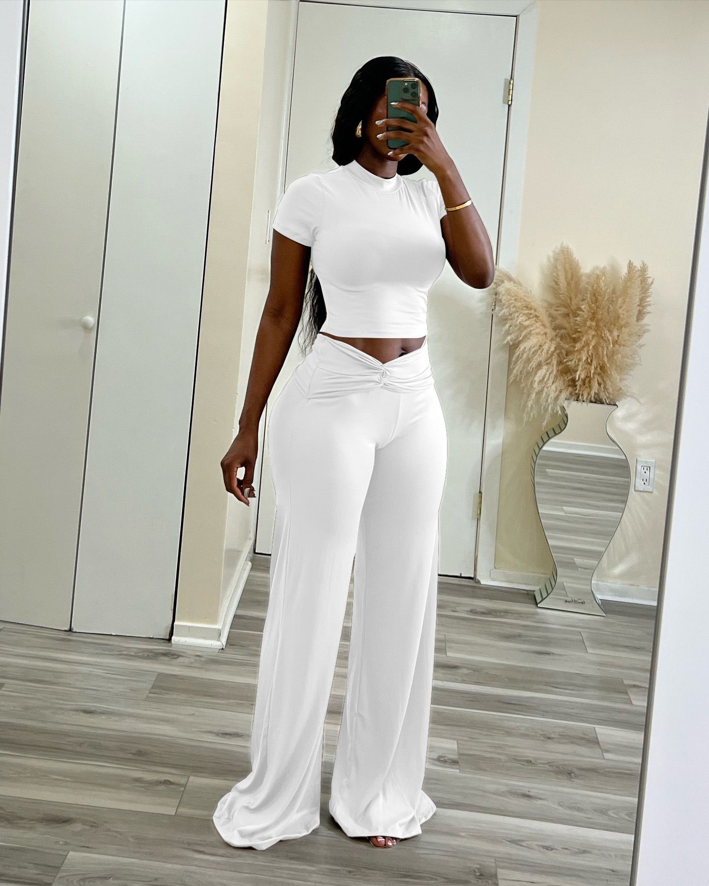 New women's two-piece suit with solid color, short sleeves, high collar and short blouse, casual wide-leg trousers suit is suitable for daily leisure and commuting.