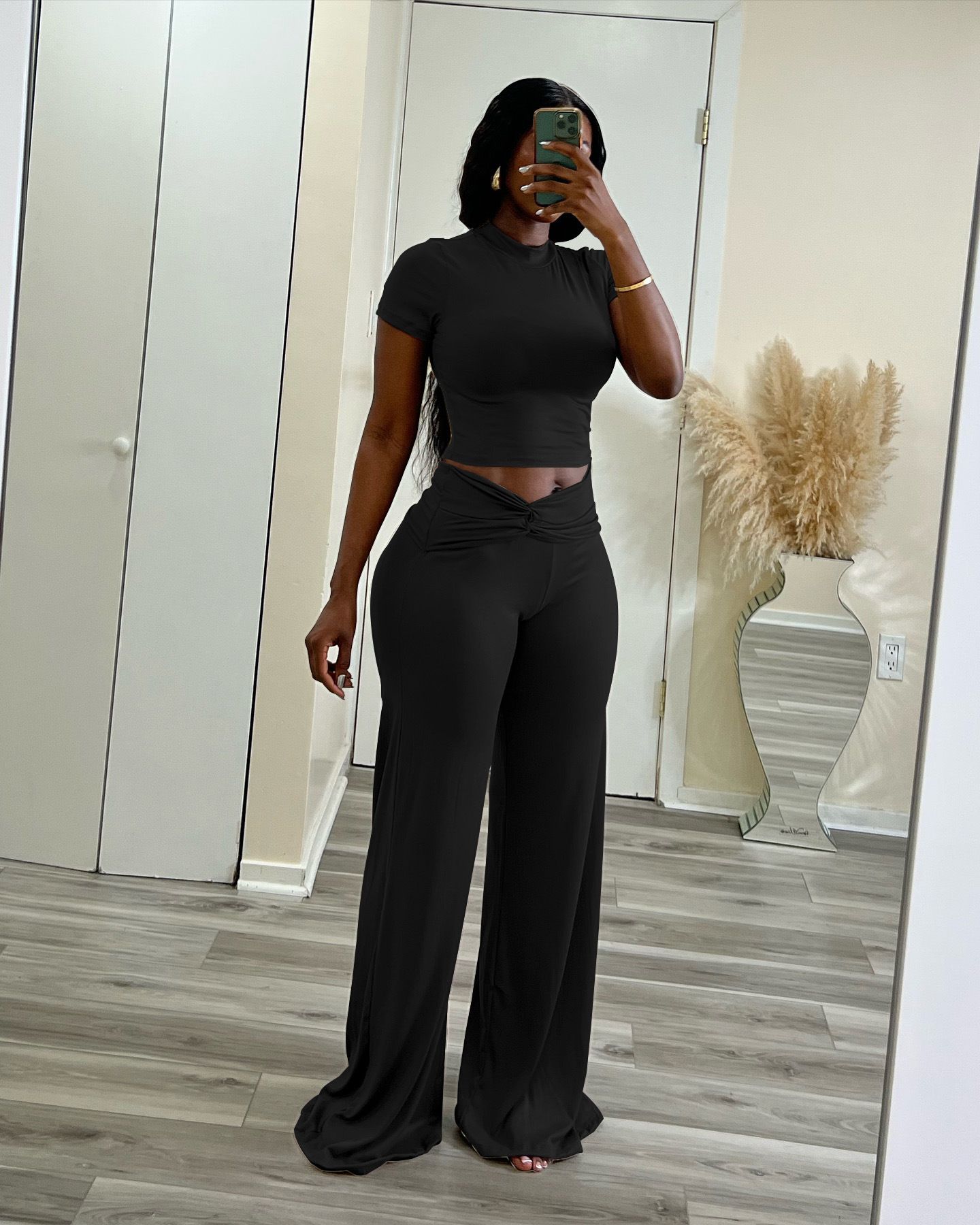 New women's two-piece suit with solid color, short sleeves, high collar and short blouse, casual wide-leg trousers suit is suitable for daily leisure and commuting.