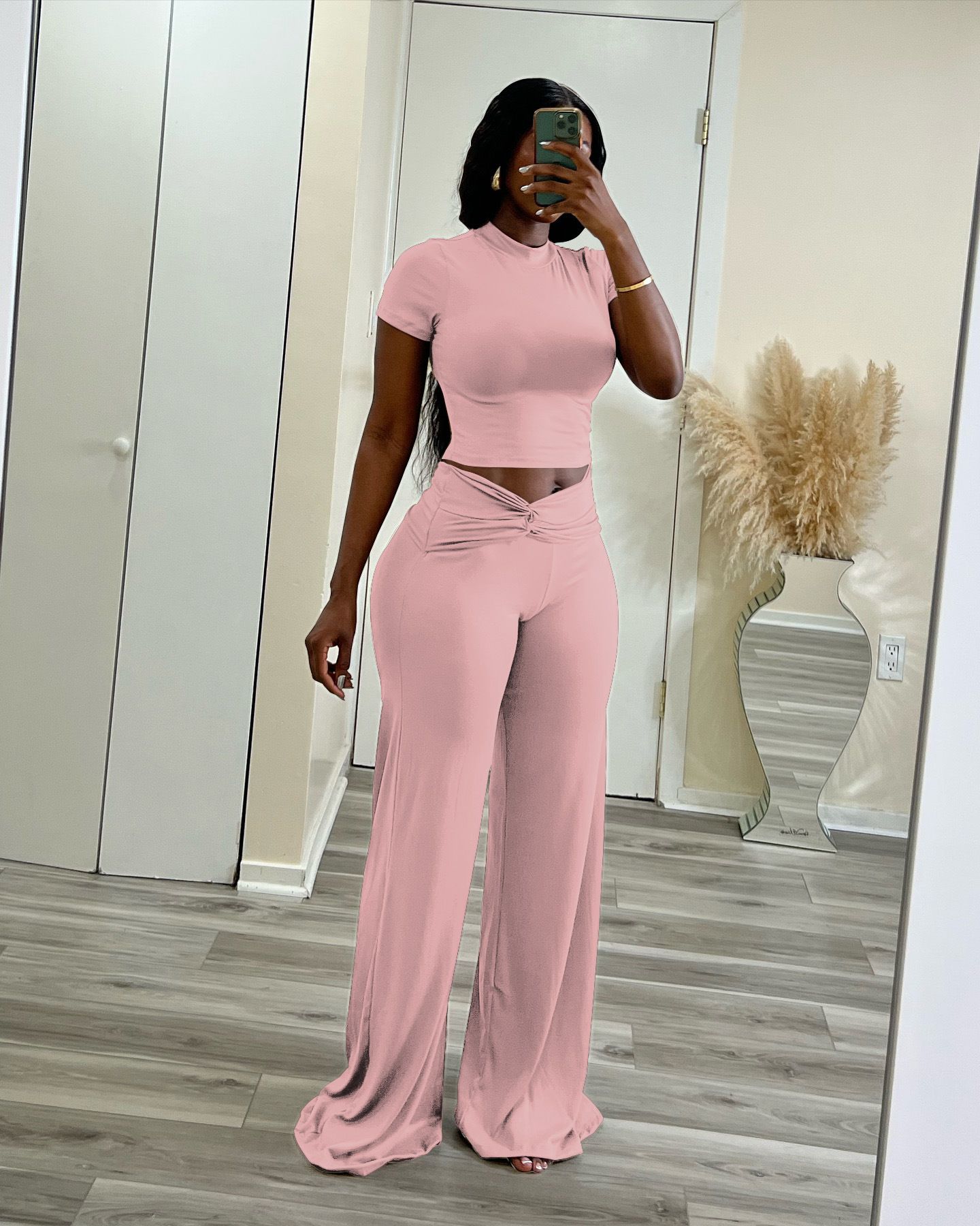 New women's two-piece suit with solid color, short sleeves, high collar and short blouse, casual wide-leg trousers suit is suitable for daily leisure and commuting.
