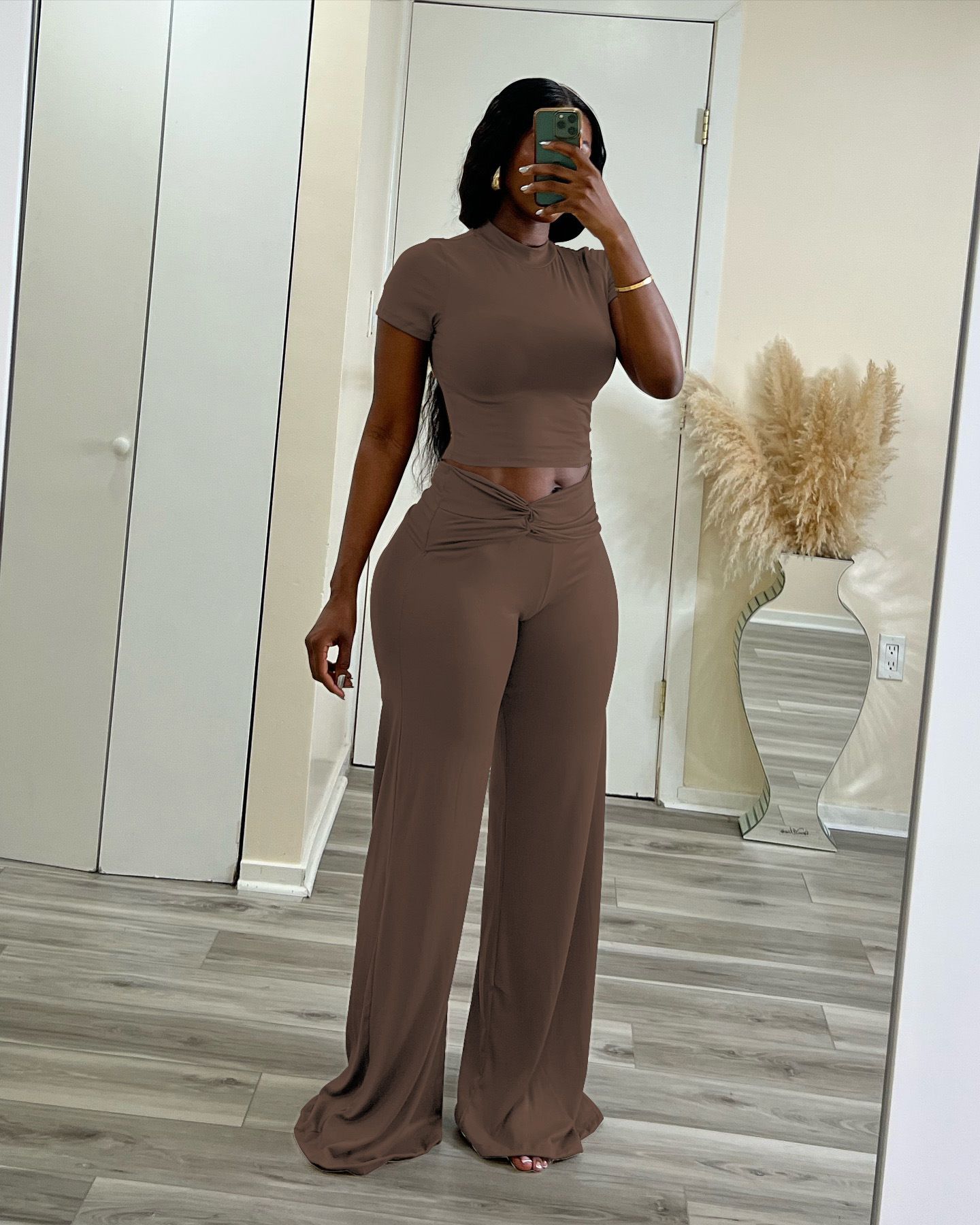 New women's two-piece suit with solid color, short sleeves, high collar and short blouse, casual wide-leg trousers suit is suitable for daily leisure and commuting.