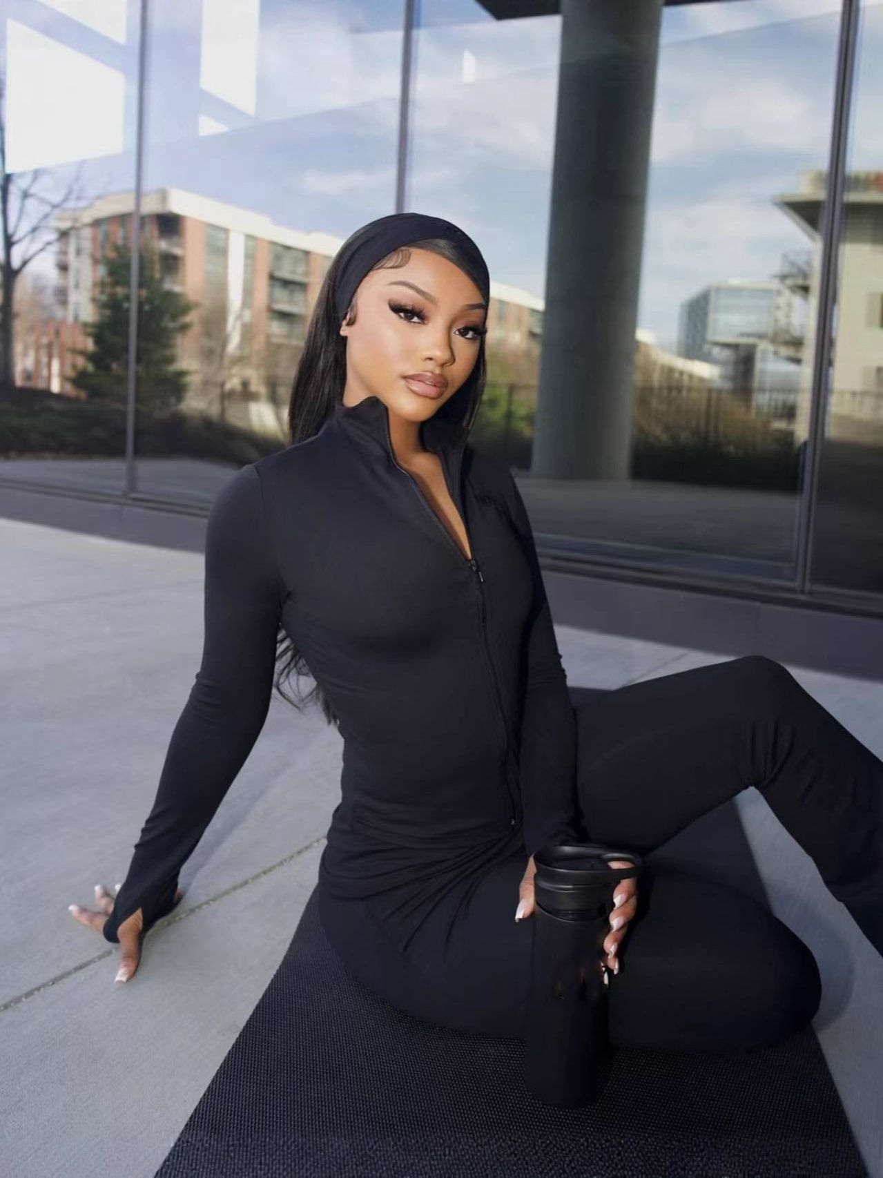New women's two-piece suit with solid color, long sleeve, stand collar, zipper, short coat and casual trousers suit is suitable for daily leisure and commuting.