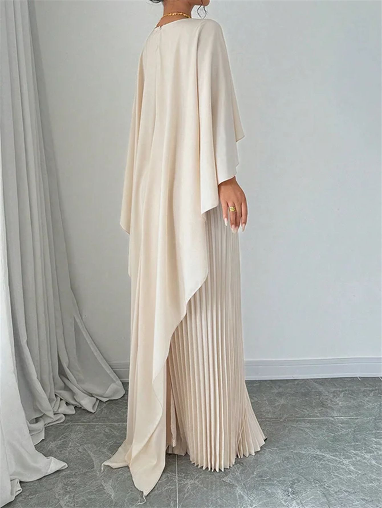 New women's dresses in summer are fashionable, solid colors, irregular pleated bat sleeves and loose long dresses, which are suitable for daily casual parties and dinners.