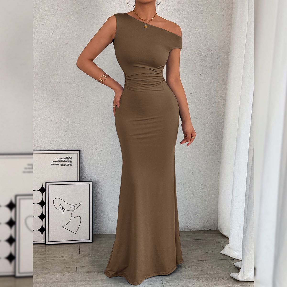Elegant temperament of new women's dresses in summer: solid color, one-shoulder diagonal collar and pleated slim long dresses are suitable for daily leisure commuting party dinners.