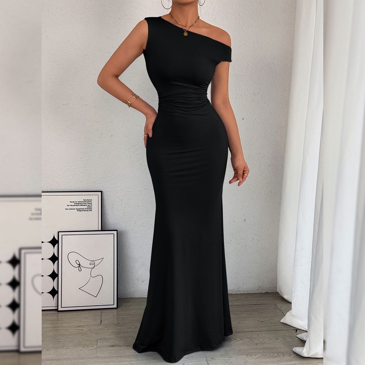 Elegant temperament of new women's dresses in summer: solid color, one-shoulder diagonal collar and pleated slim long dresses are suitable for daily leisure commuting party dinners.