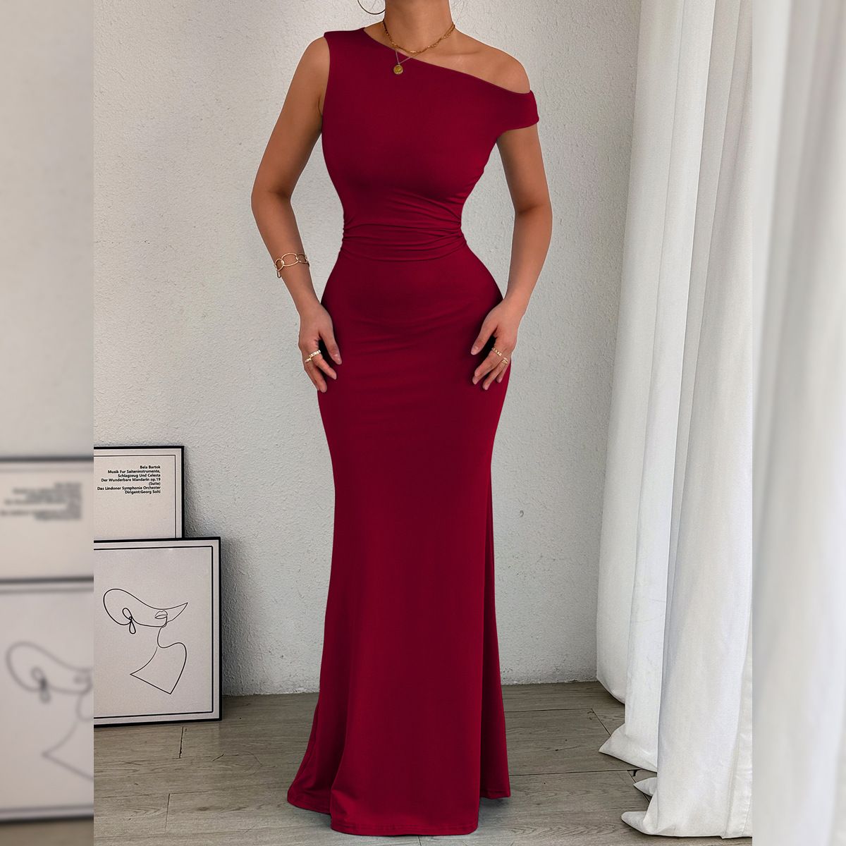 Elegant temperament of new women's dresses in summer: solid color, one-shoulder diagonal collar and pleated slim long dresses are suitable for daily leisure commuting party dinners.