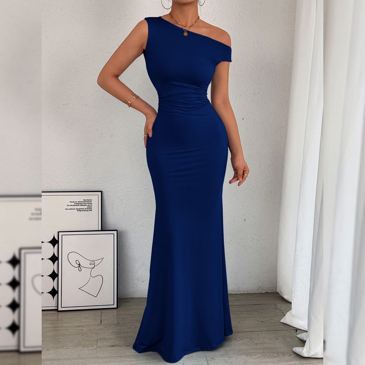 Elegant temperament of new women's dresses in summer: solid color, one-shoulder diagonal collar and pleated slim long dresses are suitable for daily leisure commuting party dinners.