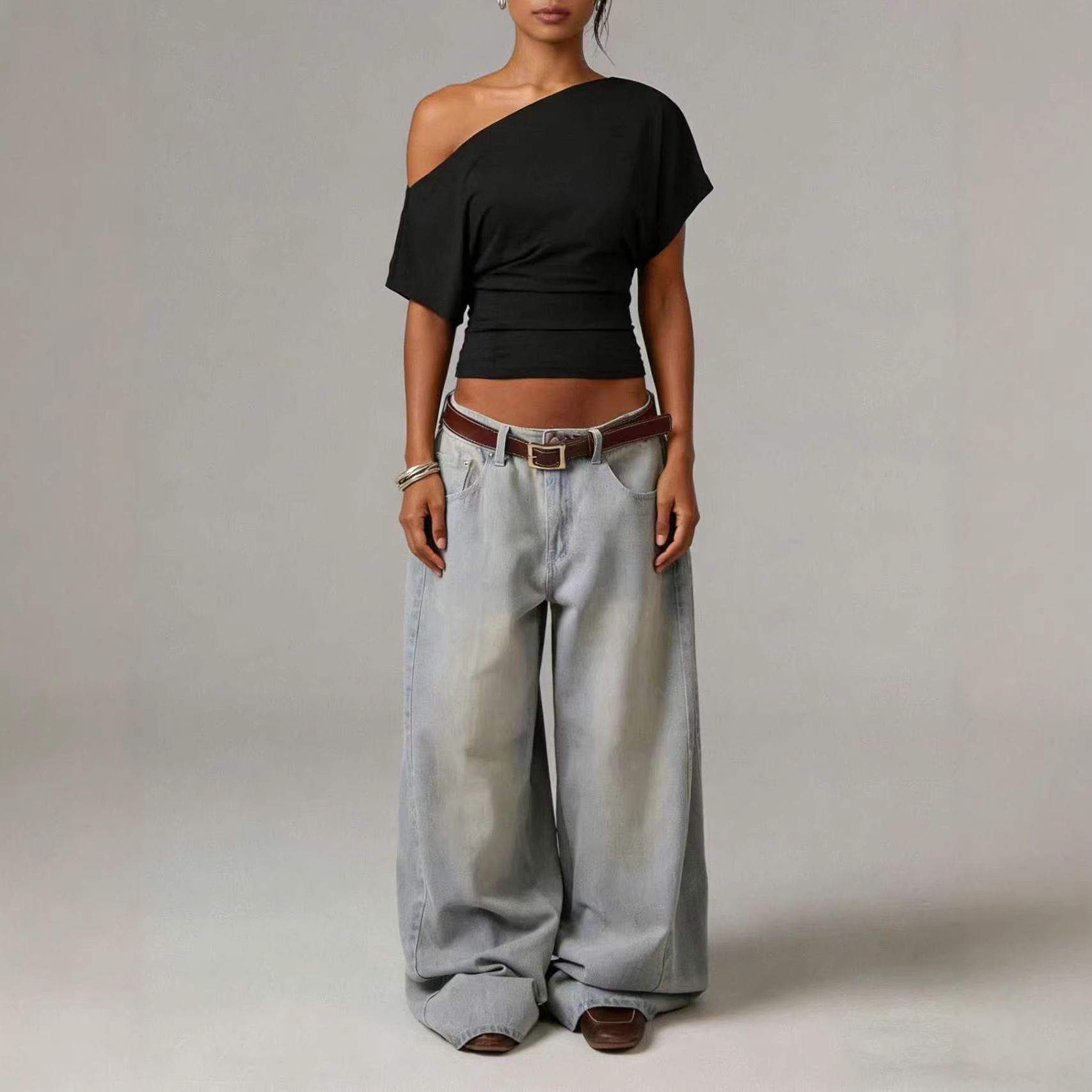 new top design feels pleated, waist-gathering, hot girl's shoulder-dropping, casual women's short-sleeved women's clothes.