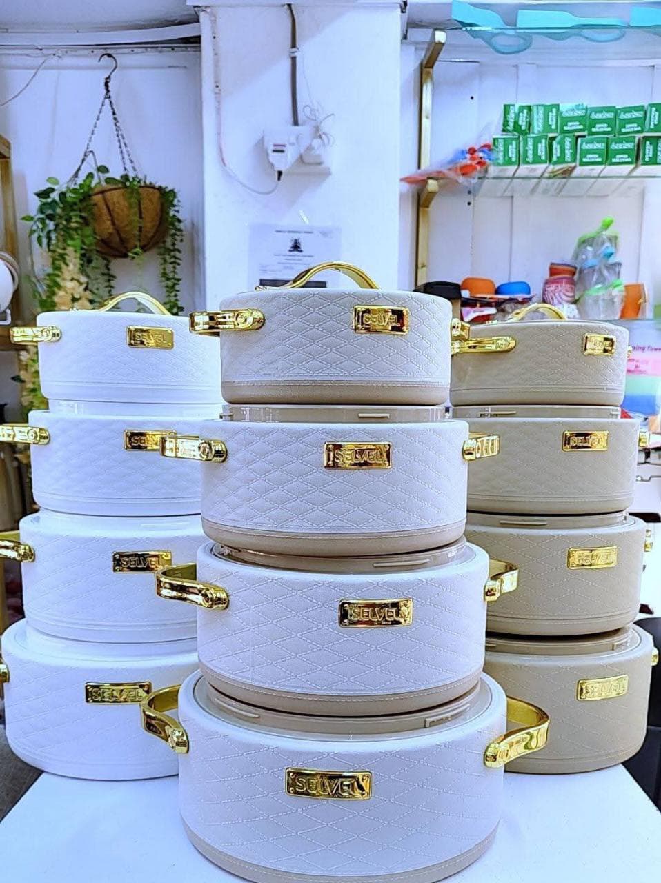 4PCS LEATHERITE HOTPOT SET – Stylish & Insulated! 🍲✨
Serve your meals with elegance and convenience using the Leatherite 4-piece Hotpot Set, designed to keep food hot, fresh, and ready to enjoy. Perf