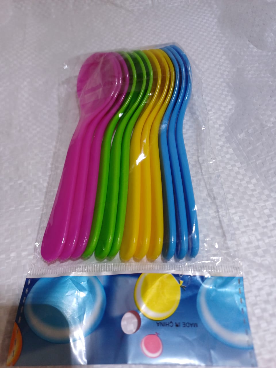 12PCS PLASTIC COLOURED SPOONS – Fun, Durable & Versatile! 🌈✨
Brighten up your kitchen or dining table with this 12-piece set of plastic coloured spoons. Perfect for everyday use, parties, or picnics,