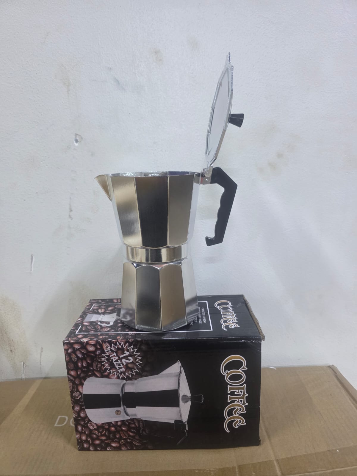 Moka 12 Tazze Espresso Coffee Maker (12 cups moka pot) is a classic stovetop coffee maker used to brew strong Italian-style coffee (often called moka espresso).
☕ What it is
“Moka” = stovetop espresso