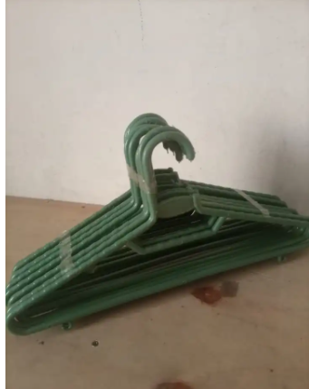 Green Plastic Clothes Hangers Set, Strong Durable Wardrobe Organizers, Lightweight Anti-Slip Design, Space Saving for Shirts, Dresses, Coats, Laundry Drying, Home Closet Storage Essentials
