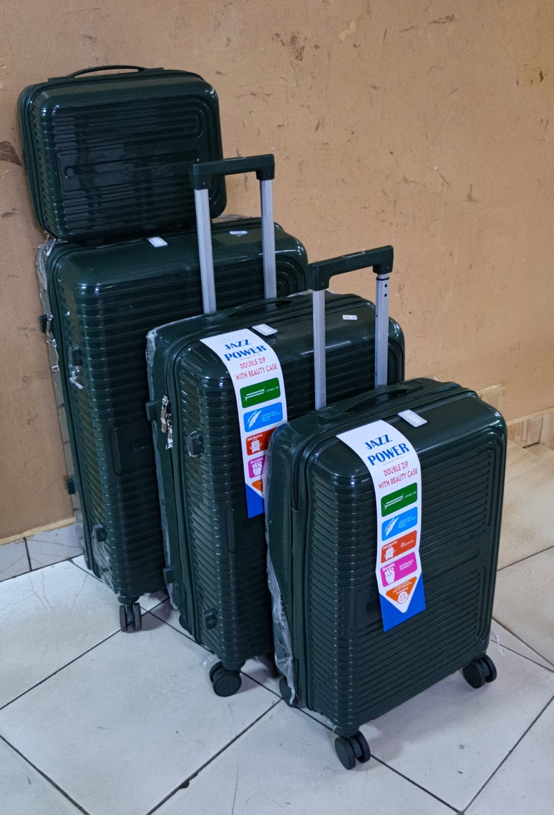 JAZZ ABS FIBER SUITCASE – 4 IN 1 SET
WITH BEAUTY CASE | DH2322
Travel smart, stylish, and fully organized with this premium 4-in-1 suitcase set – perfect for every journey!
✨ What’s Included:
✔️ Size