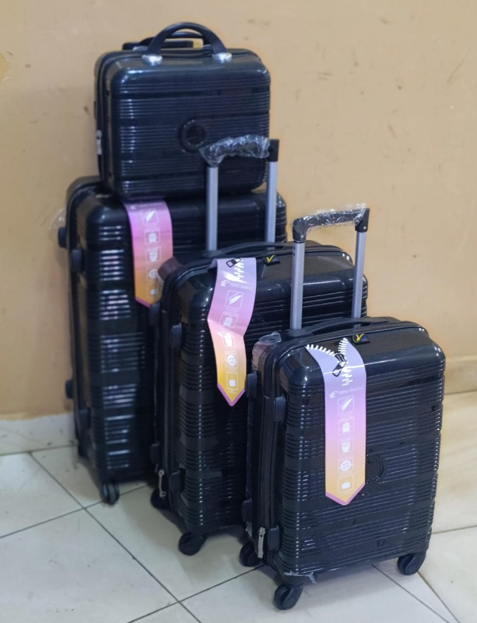 JAZZ ABS FIBER SUITCASE – 4 IN 1 SET
WITH BEAUTY CASE | DH2322
Travel smart, stylish, and fully organized with this premium 4-in-1 suitcase set – perfect for every journey!
✨ What’s Included:
✔️ Size
