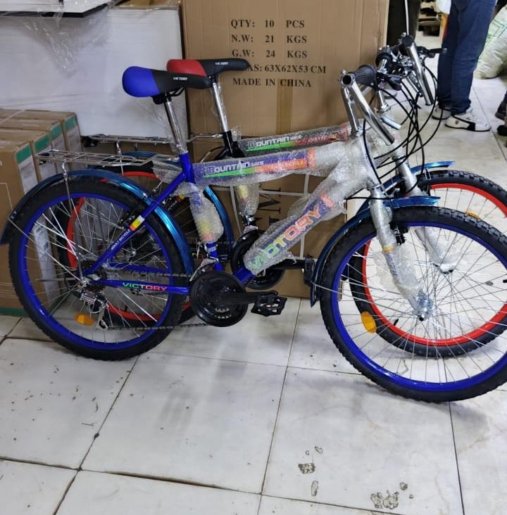 Ride in style and comfort with this 24-Inch Victory Bicycle with Gear System 🚴‍♂️🔥
✔️ Perfect 24” Size – Ideal for teenagers and adults looking for a comfortable, well-balanced ride
✔️ Smooth Gear S