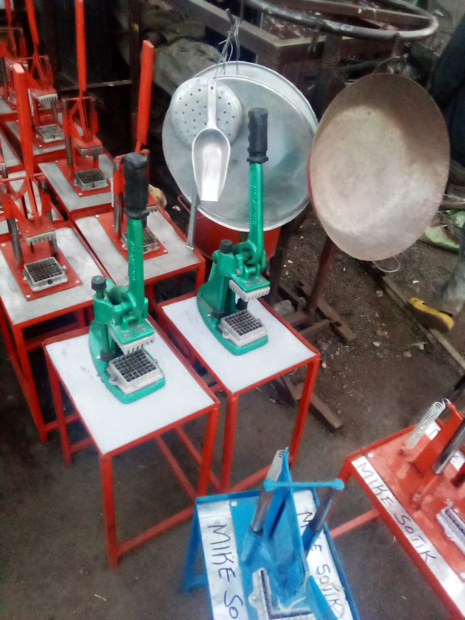 Chips Cutter (Potato Chips Cutter Machine)
A chips cutter is a strong kitchen tool designed to quickly slice potatoes into evenly sized chips (fries) in just one press. It is commonly used in chips ki