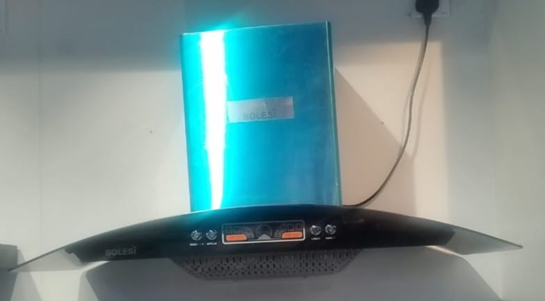 90cm bolesi chimney kitchen hood Two gas burners for simultaneous cooking
Tempered glass top for durability and easy maintenance
Built-in gas leak sensor for enhanced safety
Compact design suitable fo