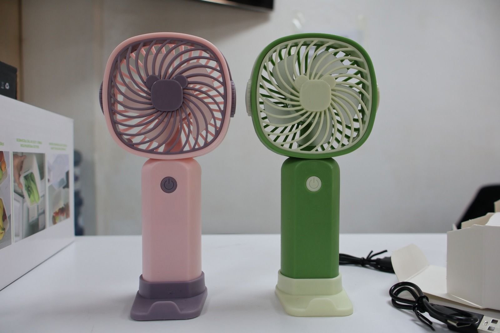 Portable fun 1pcMulti-Function Design: Use as a handheld fan or desk fan with the included detachable base. Ultra-lightweight (100g) and compact for easy travel.
Safe Materials: Made from high-quality