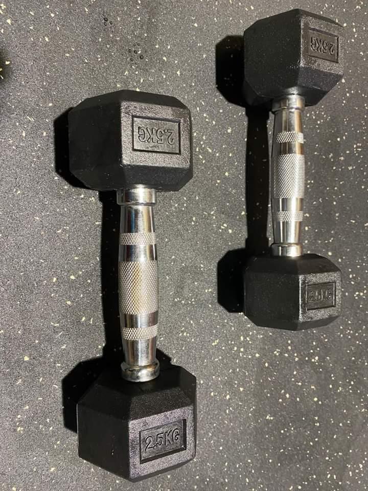 2.5 kgs hegagonal barbell Anti-slip matte finishes and equipped with 2 pieces straps keep the pad in place and prevent injury for extra safety
Can be easily installed on any barbell and fits any bar w