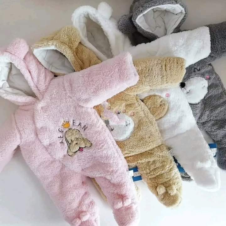 Fashion Baby Warm Heavy Pink Rompers.The rompers come in very warm and are cotton made. They are very soft for baby’s skin and very warm.