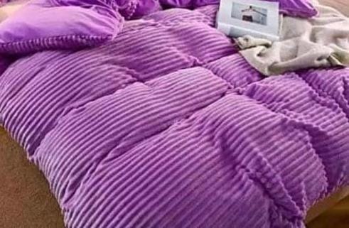 Single velvet woolen duvet 1 pc duvet Material: Soft Velvet/Woolen blend for warmth and comfort
✔ Size: 6x6 feet – Perfect for standard double beds