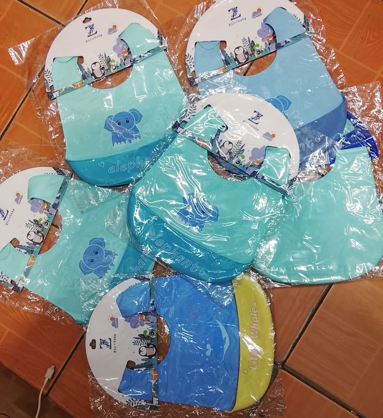 Silicone bibs Less mess, more smiles! This waterproof silicone bib with a built-in pocket catches every crumb and spill, keeping your baby clean and happy through every bite