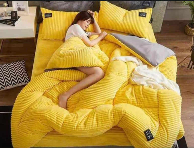 [ 🔔 ALERT OFFER 🔔🤩✨ !!! ] 4 Pcs Size 6X7 Brand New Comfortable Stylish and Luxurious Classy 💫Velvet duvet With one sheet and two pillowcases