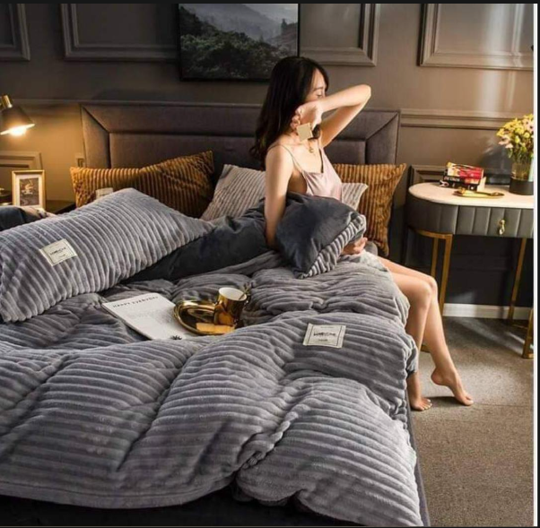 [ 🔔 ALERT OFFER 🔔🤩✨ !!! ] 4 Pcs Size 6X7 Brand New Comfortable Stylish and Luxurious Classy 💫Velvet duvet With one sheet and two pillowcases